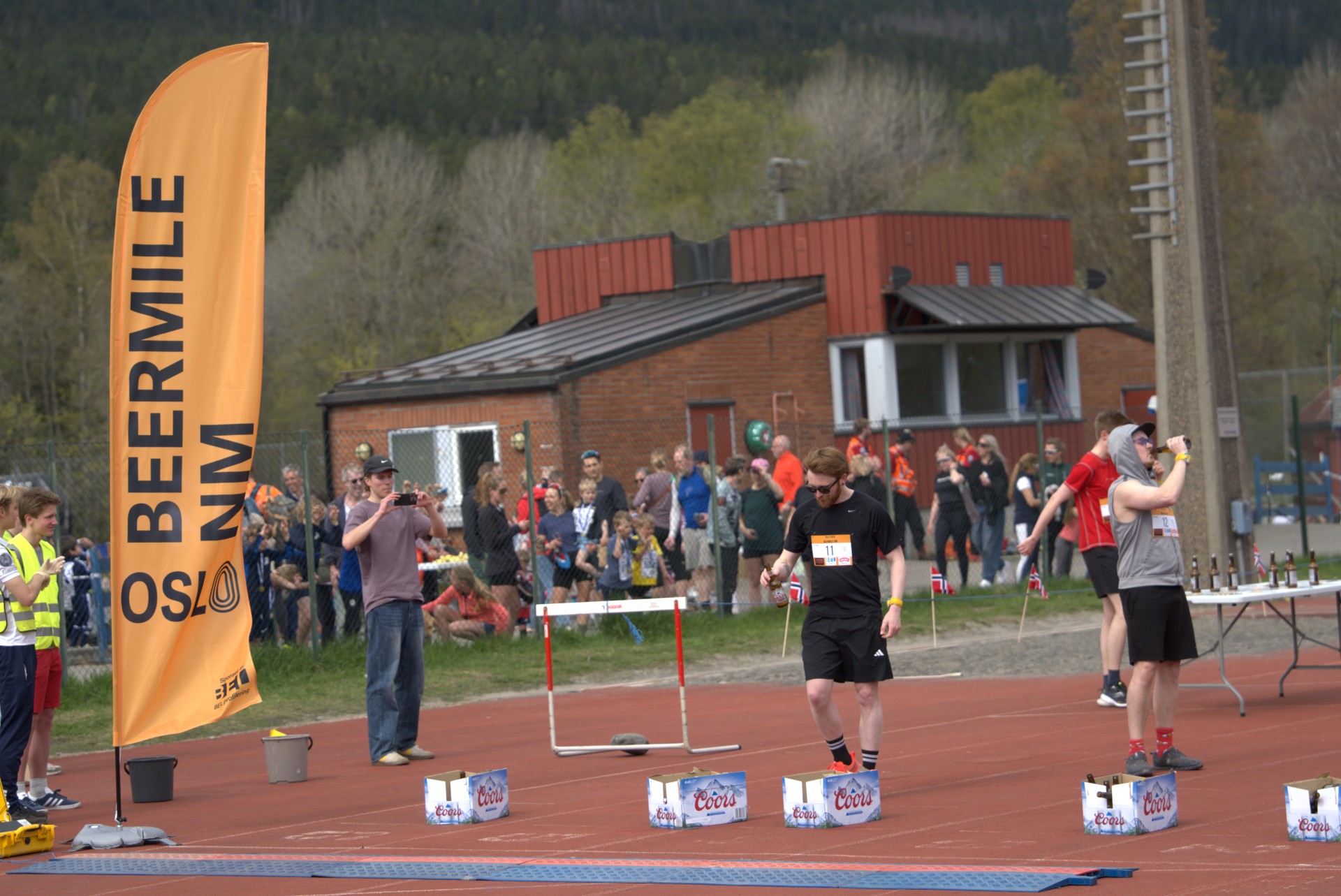BEERMILE NM OSLO-banner mens en løper passerer