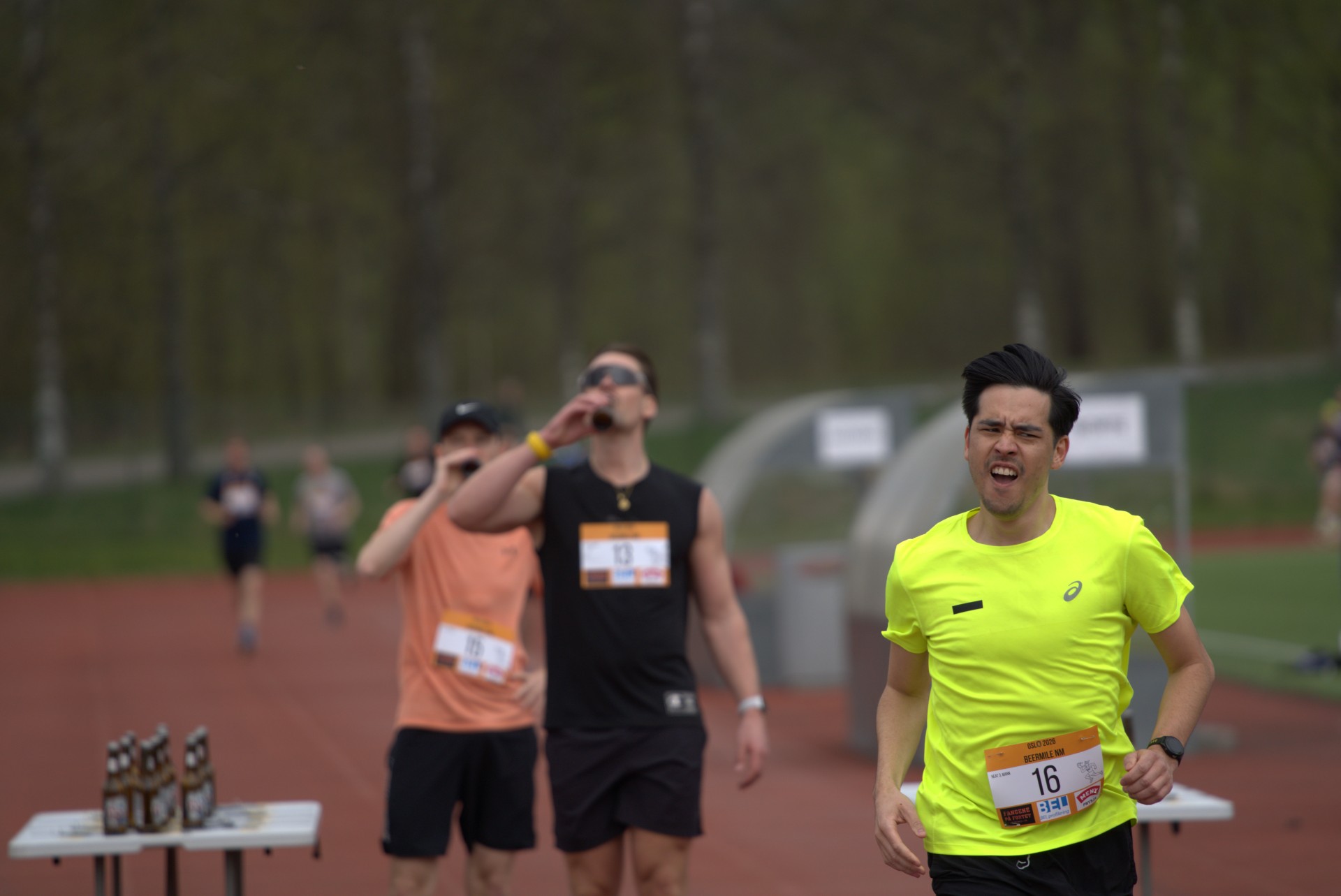 Løper skriker av glede i mål under NM i Beermile 2026 — ren eufori